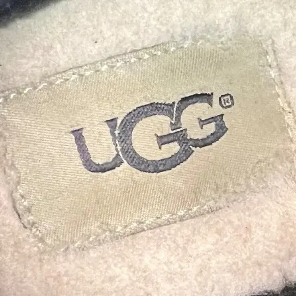 𝅺UGG Wright Belted Boots Booties Low Heel Black Suede Shearling Footbed Size 7 - Picture 6 of 11